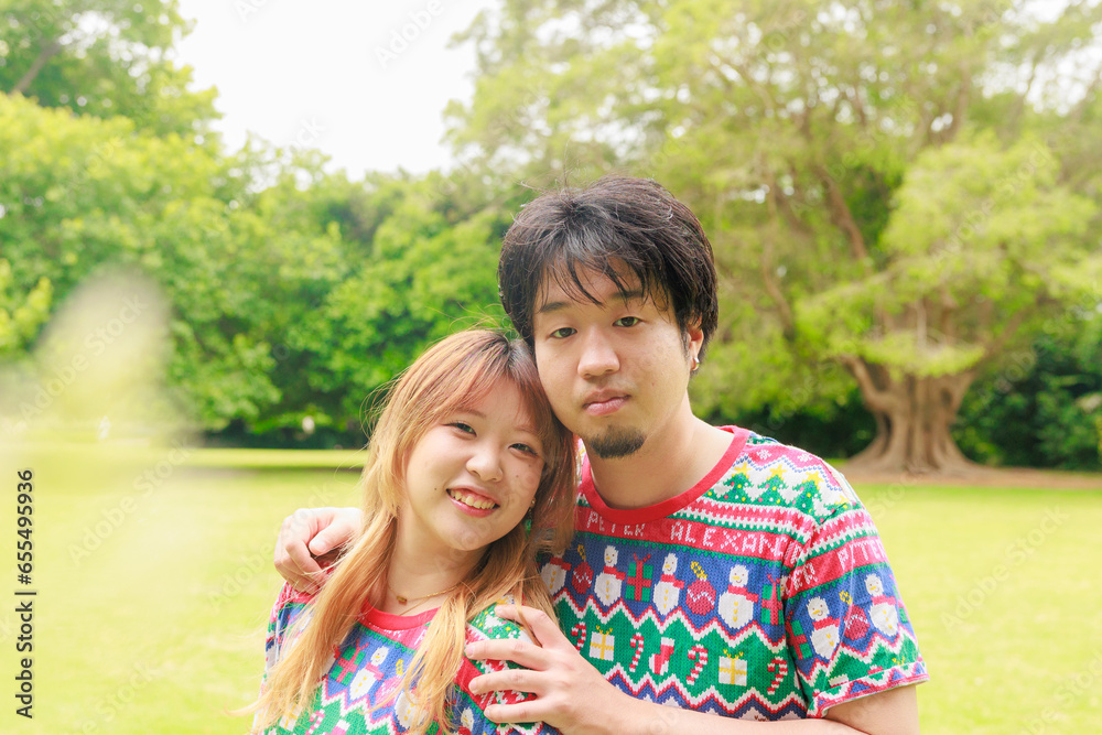 真夏の草原でクリスマスを過ごす日本人カップル 真夏の草原でクリスマスを過ごす日本人カップル