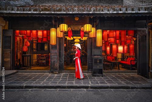 Vászonkép Tourists in traditional Vietnamese clothing look at lanterns in Hoi An ancient town