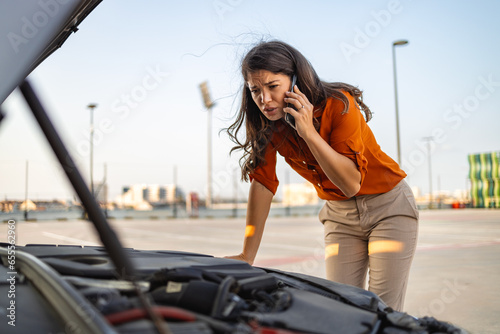 Billede på lærred Woman with smartphone calling auto service because of car problem