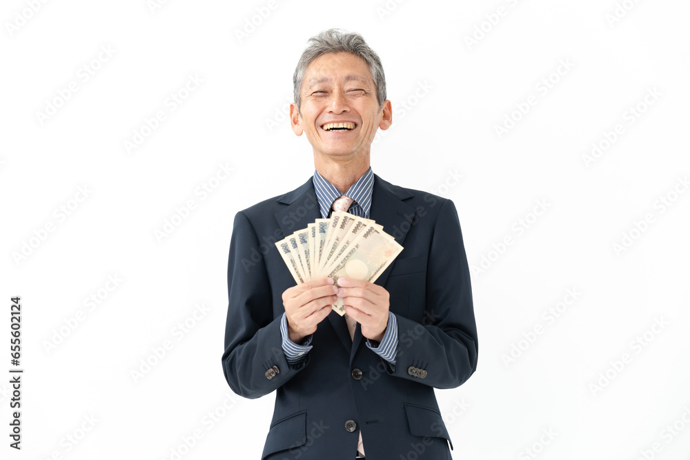 お金を持つ笑顔のシニア男性