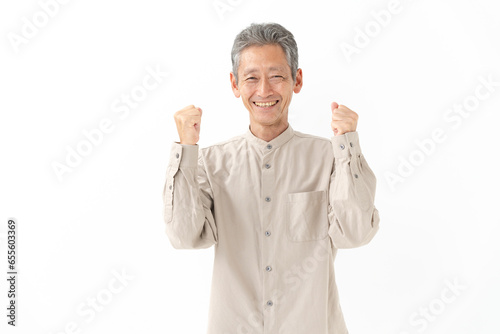 ガッツポーズをするシニア男性