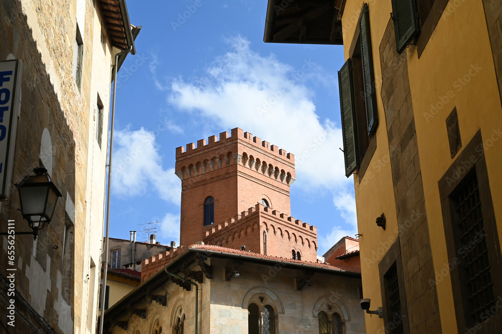 Tour carrée en brique dans la ville de Pise en Toscane