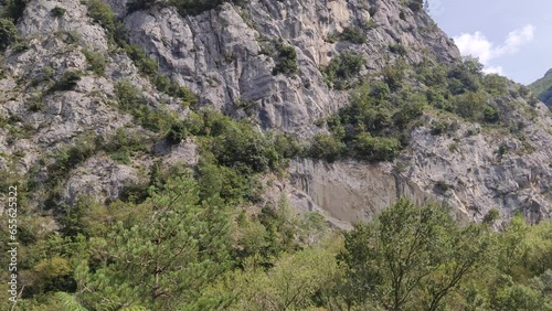 Montagne e rocce nel parco della gola della Rossa e di Frasassi nelle Marche in Italia photo