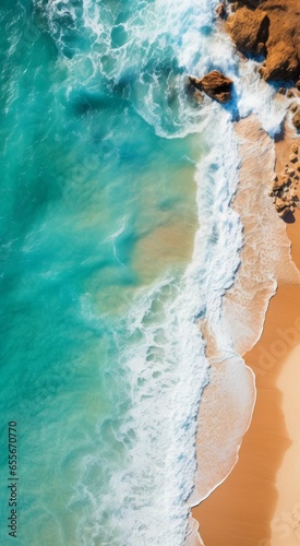 Epische Luftaufnahme zeigt türkisblaues Wasser und hellen Strand von oben - Naturschönheit und wilde Brandung vereint. - Ai-Generiert