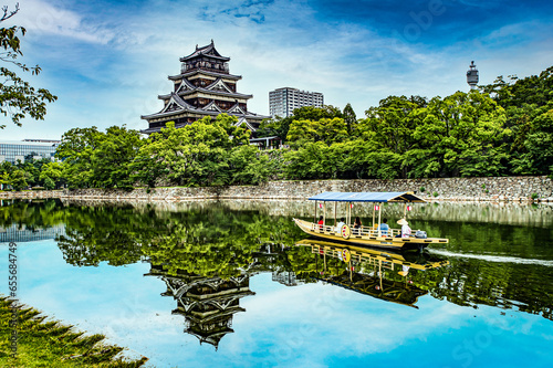 広島城と船