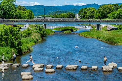 新緑の京都、鴨川デルタを楽しむ人々