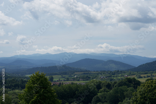 Widok na g  ry  krajobraz g  rski  niebieskie niebo i g  ry z dolinami i pejza  em g  rskim