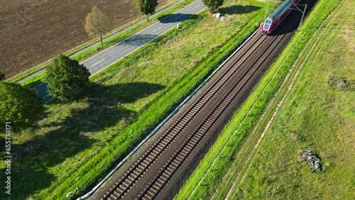 Luftaufnahme einer Durchfahrt eines Regionalzuges zur Personenbeförderung