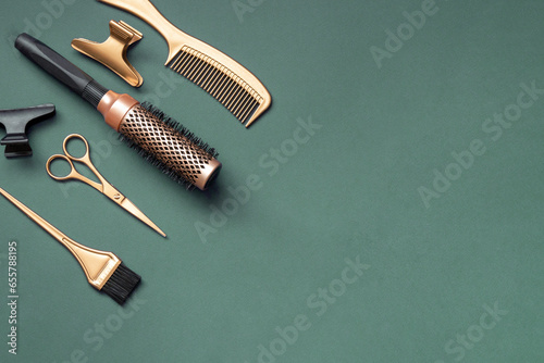 Canvastavla Golden hairdressing tools scissors combs on green background