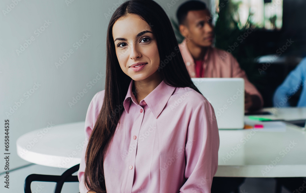 Obraz premium beautiful young woman posing in company interior