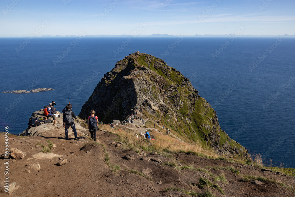 Hike to Reinebringen (via Sherpa steps) with a particularly great view ...