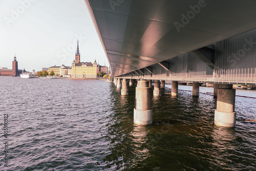Photography a bridge over a river in city