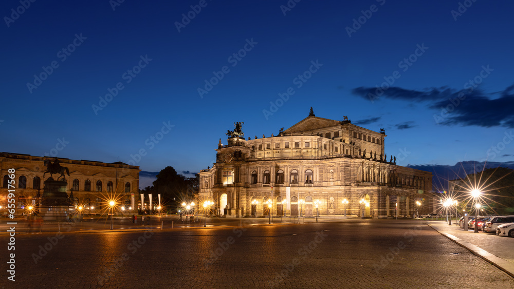 Dresdener Semperoper im Abendlicht