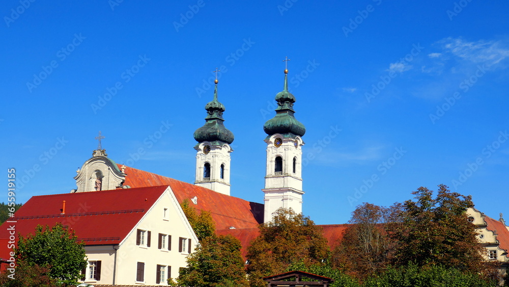 schöne Zwillingstürme des Münsters in Zwiefalten unter blauem Himmel