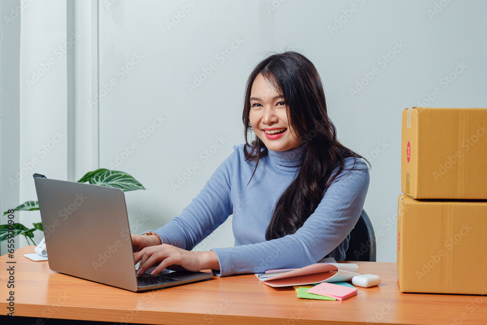 business woman use laptop for business discussions, selling products, online marketing. business woman use laptop for business discussions, selling products, online marketing.