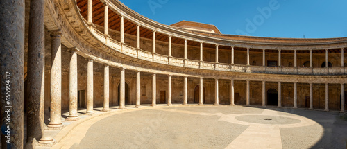 Fotografie Courtyard of the Palacio de Carlos V in La Alhambra, Granada, Spain