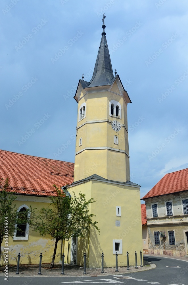 Fototapeta premium Iglesia en la Aldea de Kostanjevica na Krki en Eslovenia