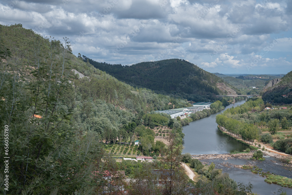Fototapeta premium Paisagem da região de Penacova, distrito de Coimbra, Portugal