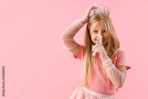 Cute little girl in tiara s...