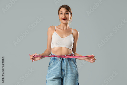 Young woman in loose jeans ...