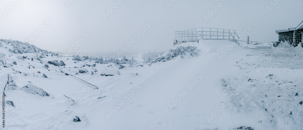 Obraz premium Panoramic view of a Karkonosze mountains with wooden hut of Szrenica mountain in the foreground, Poland