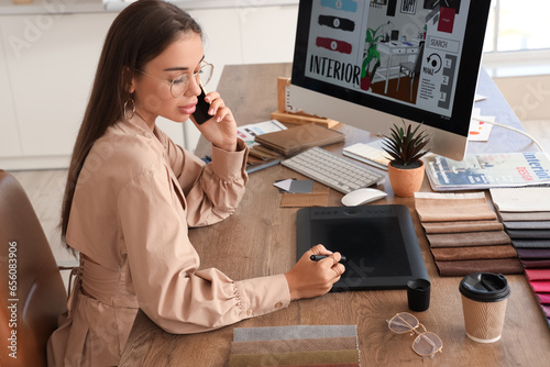 Female interior designer wo...