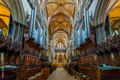 Tableau sur toile Interior view of the Quire or Choir and Nave with pipe organ inside the Gothic Salisbury Cathedral in the historic town of Salisbury, England, UK