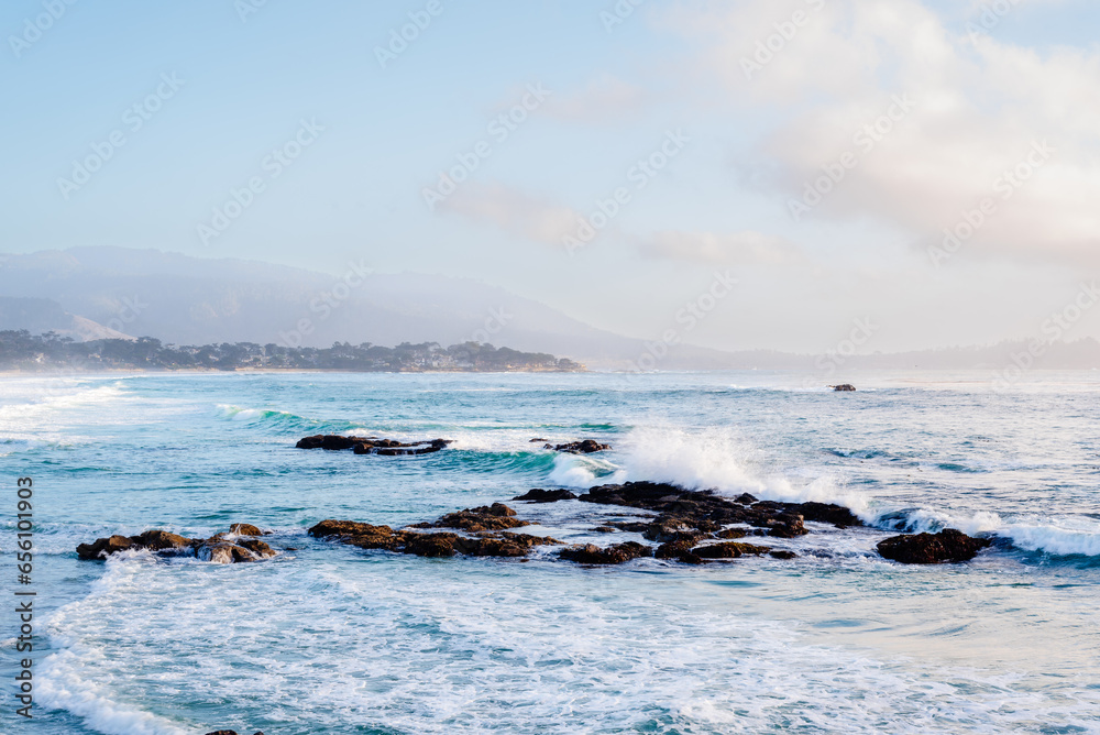 Obraz premium waves crashing in ocean.