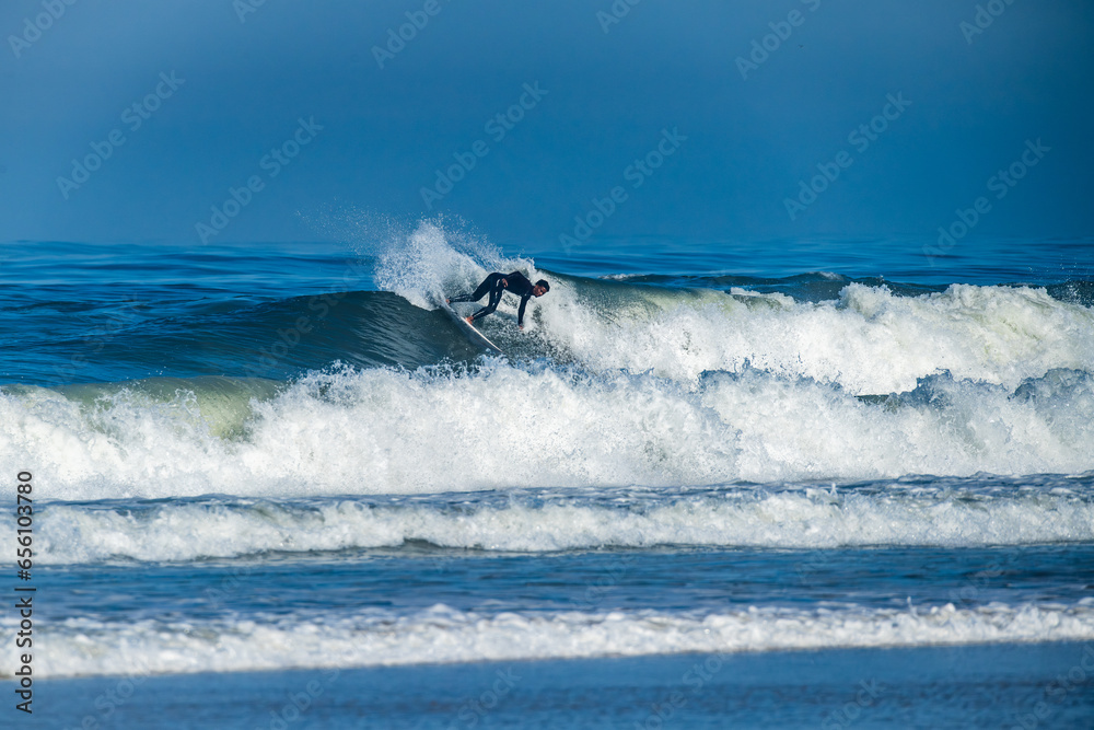 Naklejka premium Surfer riding waves in Furadouro Beach