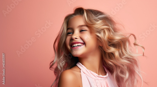 笑顔がかわいらしい女の子のポートレートイメージ