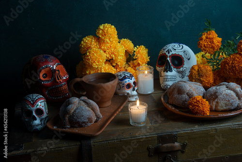 Pan de muerto, chocolate, flores de cempasúchil, día de muertos, tradiciones mexicanas, otoñal. octubre, artesanal photo