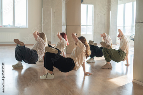 dance crew of girls doing moves on the floor, parter dance