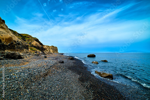 Obraz na płótnie Dramatic landscape of black volcanic beach and blue sky and clouds w salonie