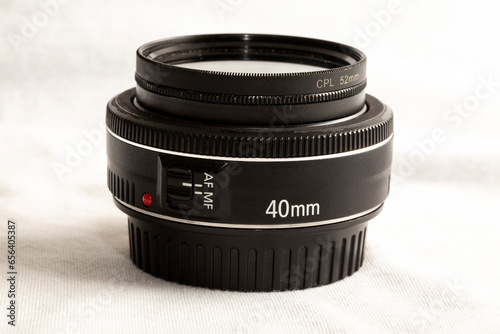 Lente fixa 40mm de abertura de diafragma f/2.8. Lente normal profissional para fotografia social, fotojornalismo e ensaios fotográficos.