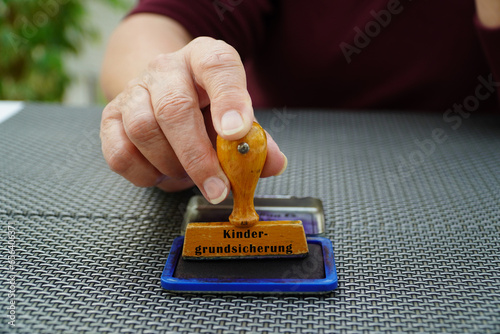 Stempel mit der Aufschrift Kindergrundsicherung photo