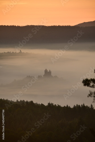 Blick vom Schlüsselfels bei Busenberg auf Burg Berwartstein im Nebel
