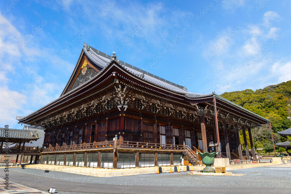 Obraz premium Kyoto, Japan - March 28 2023: Chion-in temple is the head temple of the Jodo sect of Japanese Buddhism, which has millions of followers and is one of the most popular Buddhist sects in Japan
