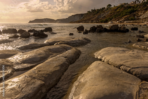 Costa rocciosa sulla spiaggia di Realmonte