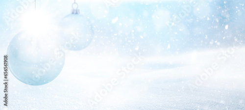 Heller WEihanchtshintergrund mit Weihanchtskugeln