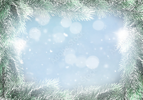 Heller Weihnachtshinterund mit Tannenzweigen