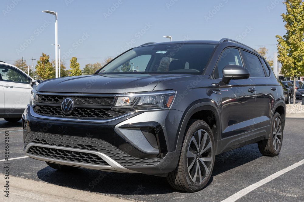 Foto de Volkswagen Taos 1.5T SE display at a dealership. VW offers the