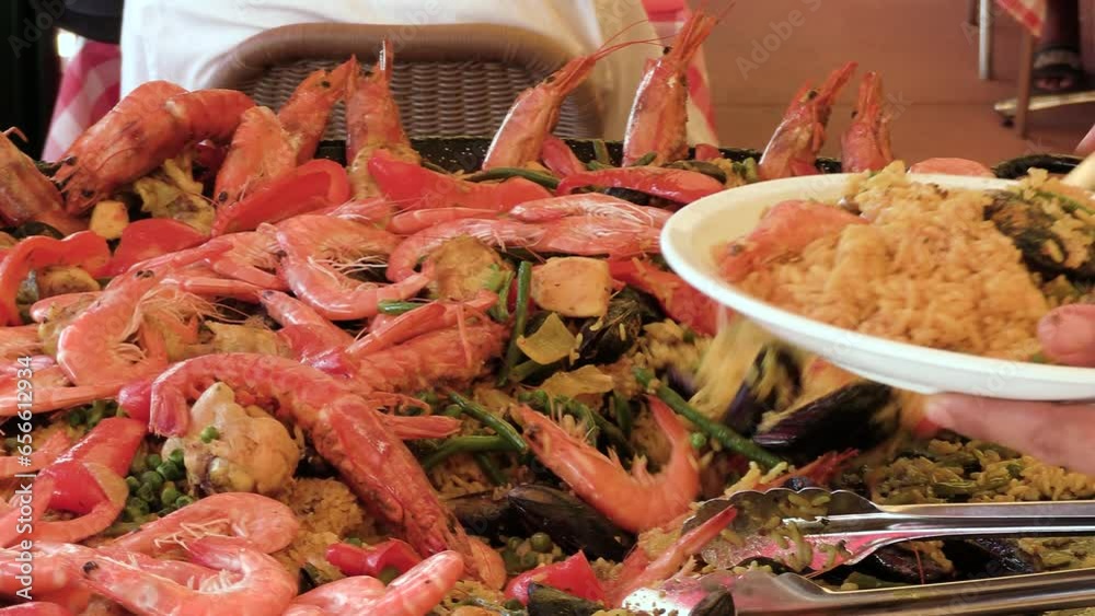 service d'une paella dans une assiette