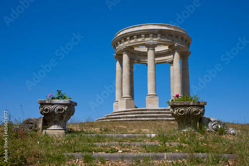 Altana ogrodowa w stylu greckim na wzgórzu