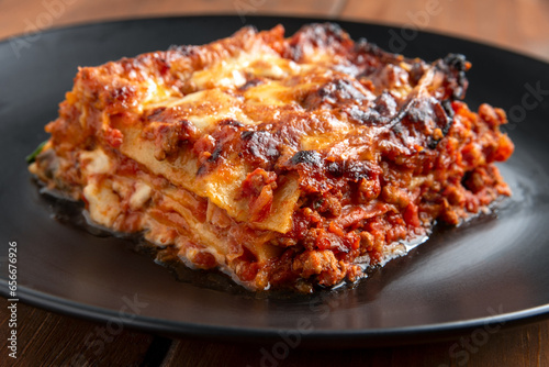 Lasagne alla bolognese al forno, ricetta tradizionale di pasta italiana, cibo europeo 