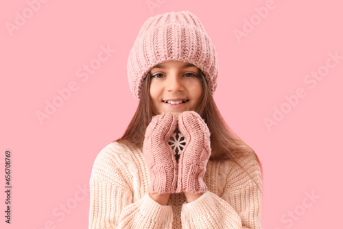 Cute little girl in winter ...