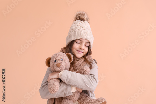 Cute little girl in winter ...