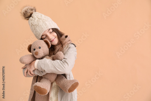 Cute little girl in winter ...