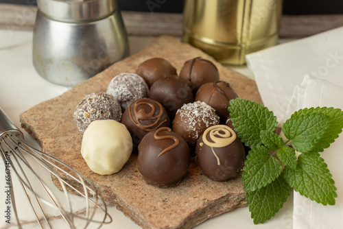Tableau sur toile homemade truffles with mint leaves