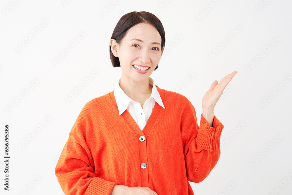 右側を手のひらで指す女性　白背景