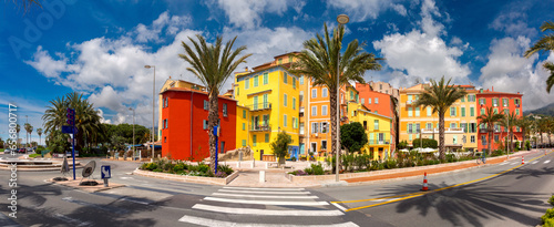 Платно Colorful cosy houses in the Old Town of Menton, perle de la France, French Rivie